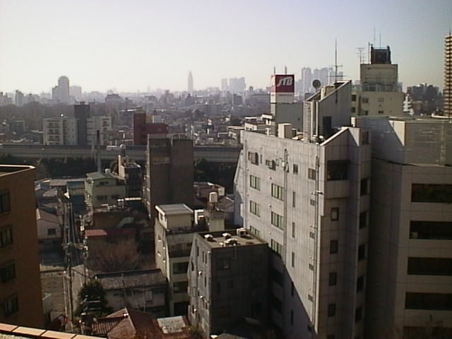 JTBの看板右に新宿高層ビル群、中央付近に代々木のドコモタワー