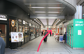 「ヨドバシカメラ」横の通路を進みます。