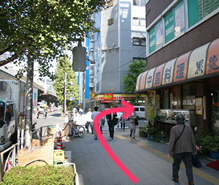 角の中華料理店を右に曲がります。(ココイチのところで曲がらないで!)