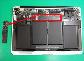 MacBook Airを解体しSSDを取り出したところ