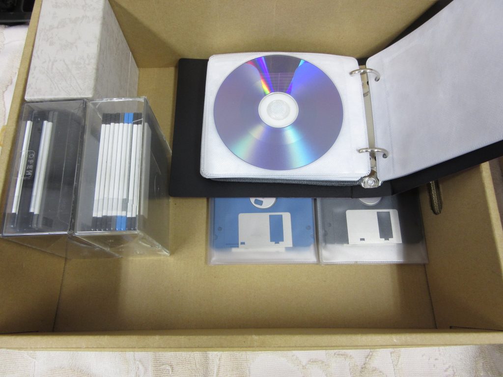 遺品の大量のフロッピーディスクとCD-ROM