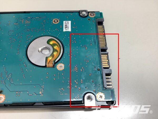 HDDの基板にも濡れた痕