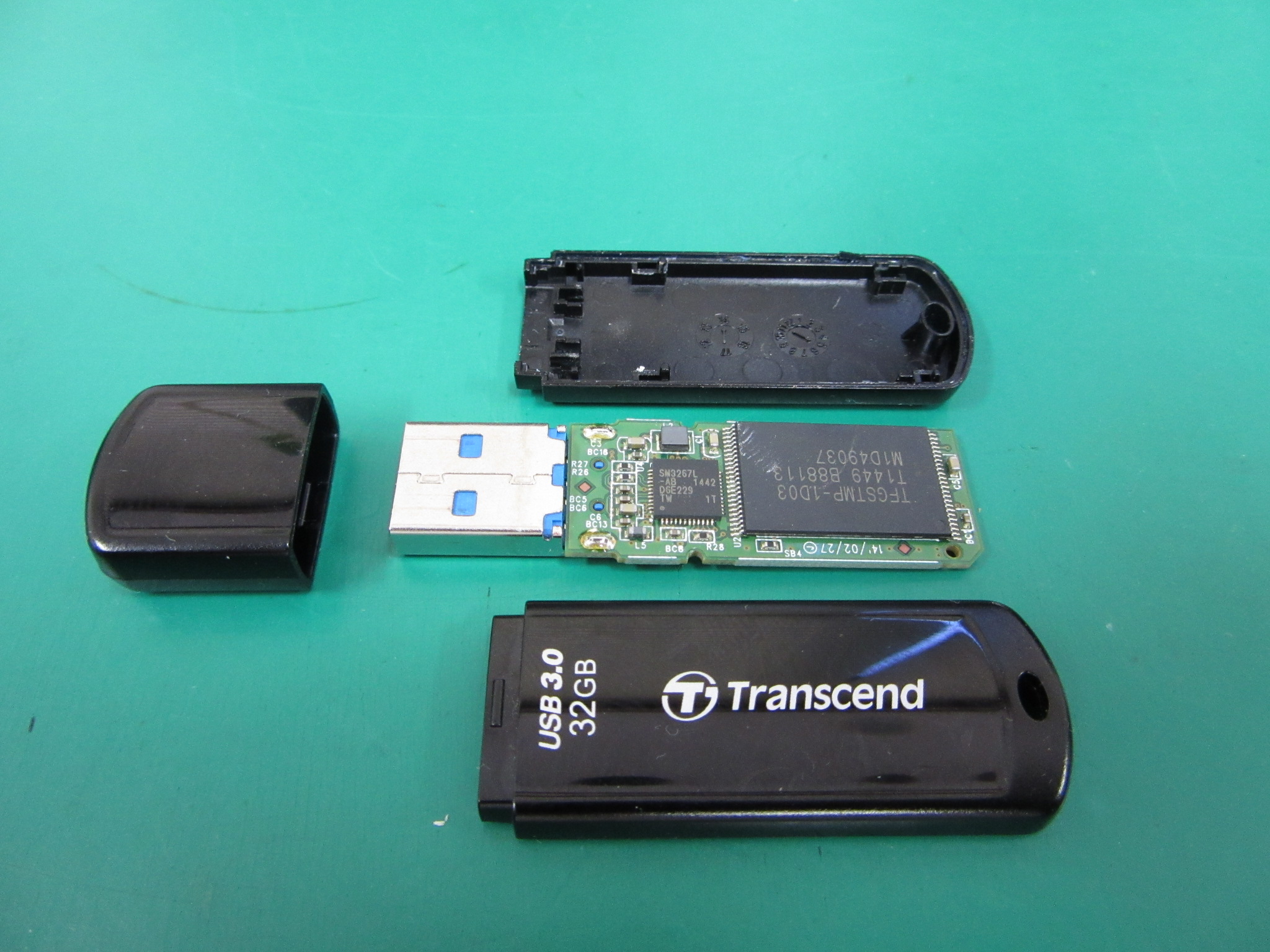 Transcend 32GB USBメモリ TS32GJF700 パソコン画面が固まって動作不能に