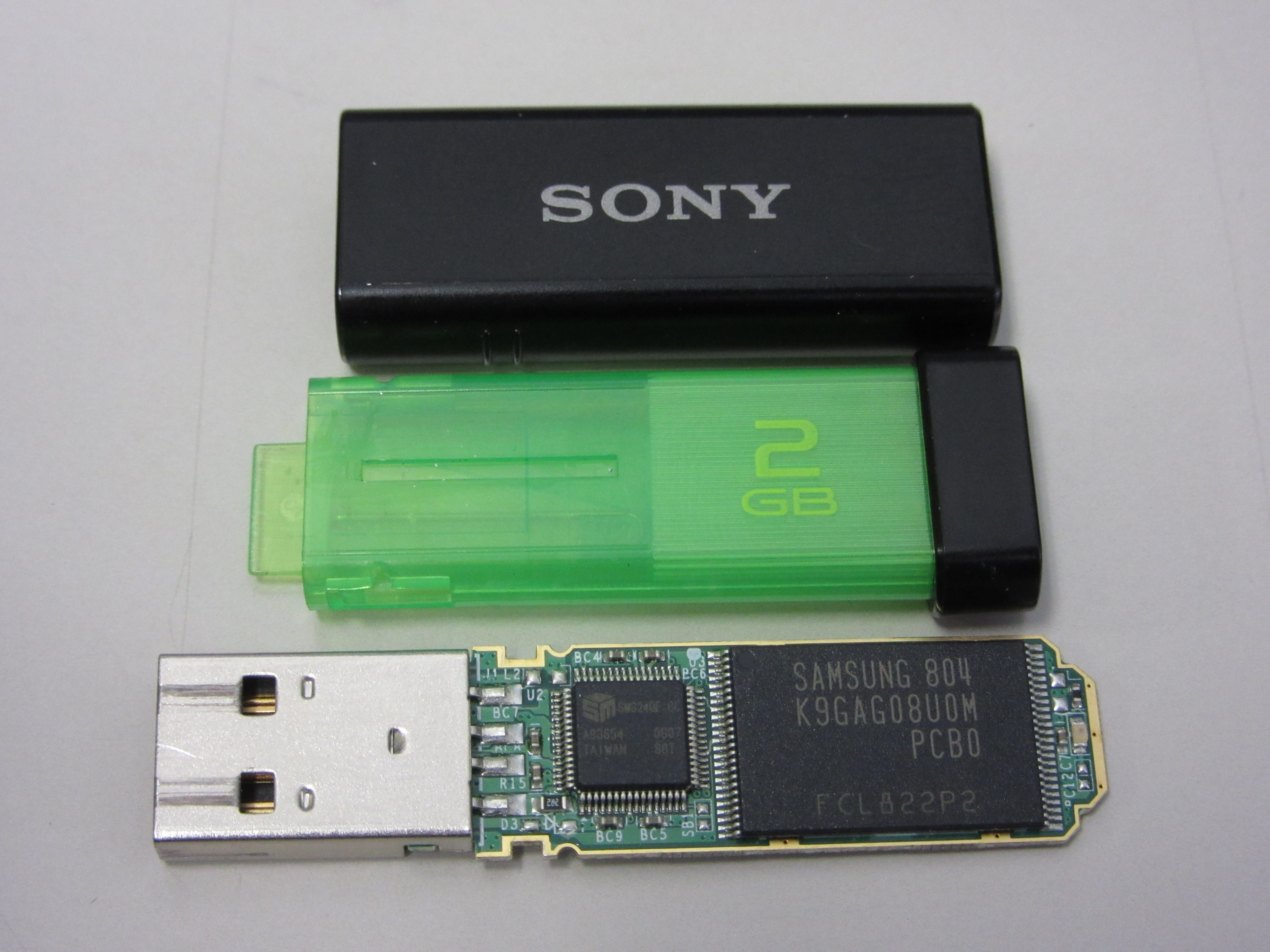 SONYのUSBメモリPOCKET BIT SOK-USM2GL(B) LEDが点灯するものの、まったく認識しない